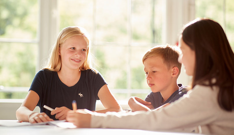 Von Anfang an ein Vorbild: Schüler der Mittel- oder Oberstufe begleiten die Jüngeren aus der Unterstufe als Mentoren, helfen beim Eingewöhnen, starten an den Wochenenden gemeinsame Unternehmungen oder geben ihnen Nachhilfe.