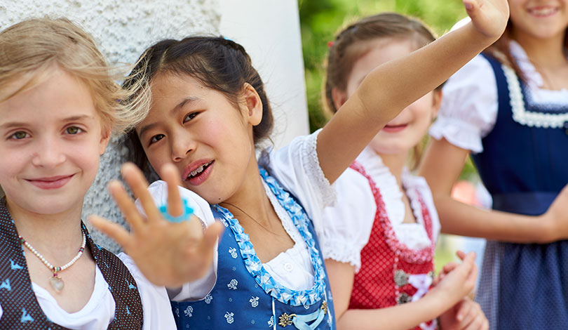 Internationalität steht uns gut: Ein interkultureller Austausch gehört zur Persönlichkeitsbildung junger Menschen dazu. Zumindest, wenn es nach uns geht. 20 Prozent unserer Schüler kommen aus einem anderen Land. Unsere Austauschprogramme führen in die ganze Welt.