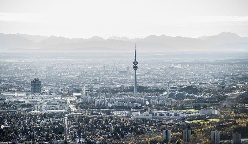 Zwischen Weltstadt und Bergwelt: Schon die Lage des Landheims Ammersee ist ideal für das, was wir unseren Schülern mitgeben wollen – Bodenständigkeit und Traditionsbewusstsein, aber auch Weltoffenheit und Zukunftsfreude.