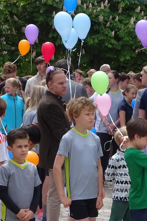 Kinder mit Ballons im Freien