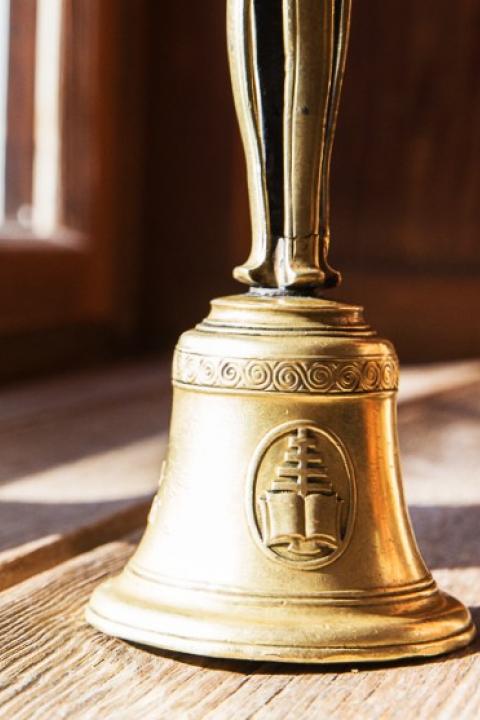 Landheim-Glocke auf Fensterbank