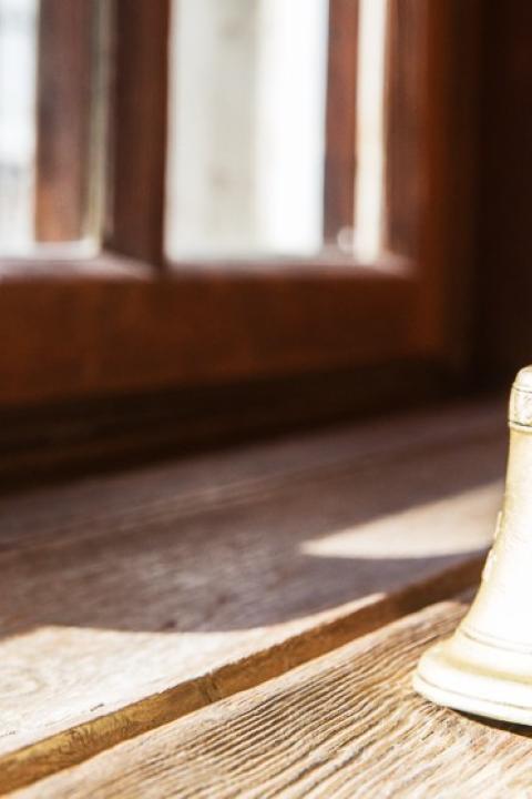 Landheim-Glocke auf Fensterbank