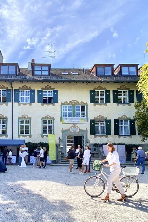 Landheim Ammersee, Haupthausplatz mit Menschen 