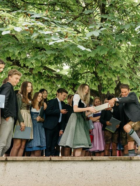 Abiturklasse enthüllt Plakette an Mauer