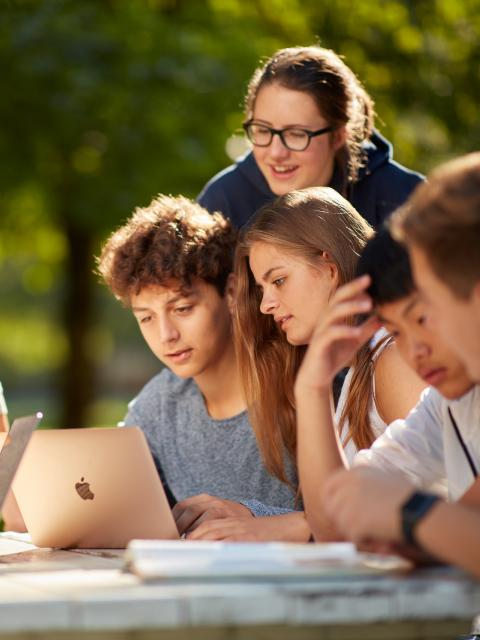 Lerngruppe mit Laptop