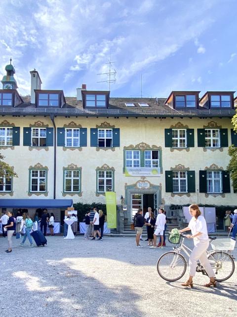 Landheim Ammersee Campus Haupthaus belebt
