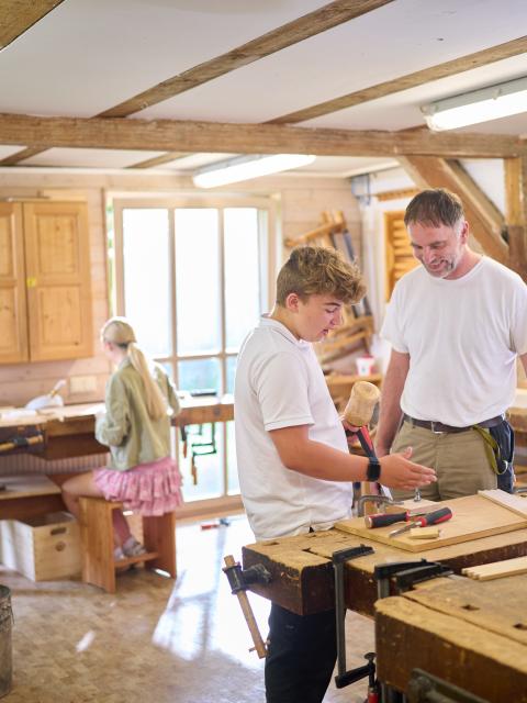 Landheim Ammersee, Schülergruppe in der Schreinerei
