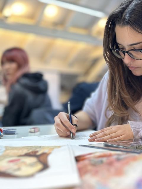 Landheim Ammersee, Kunst, Schülerin zeichnet