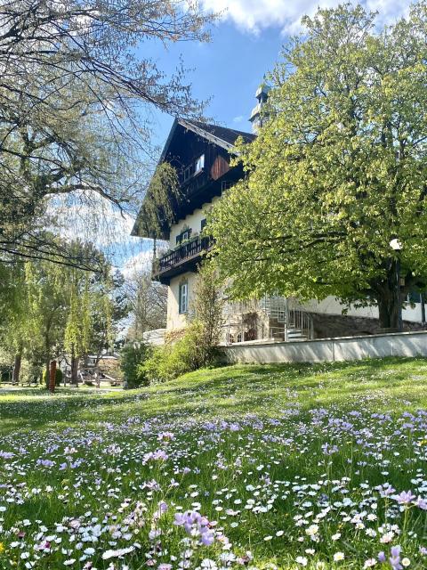 Landheim Ammersee, Haupthaus mit Frühlingswiese