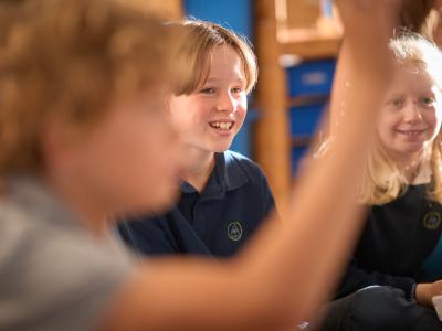 2 Schüler konzentriert in der Klasse