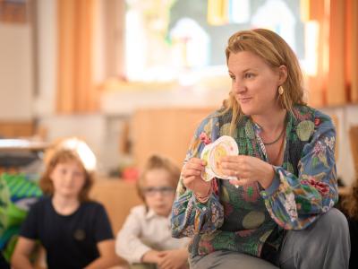 Lehrerin zeigt Schülern Karten