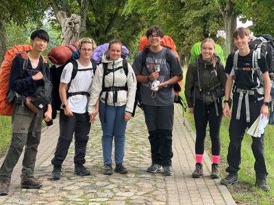 Wandergruppe mit großen Rucksäcken