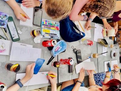 Kreatives Gestalten am Tisch