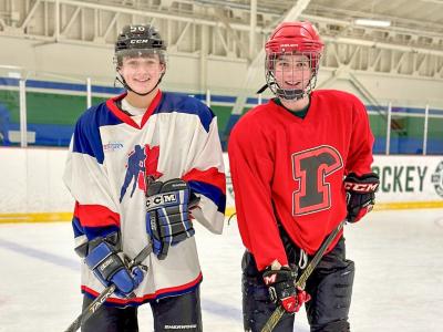 2 Eishockey-Spieler in Ausrüstung