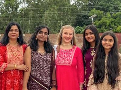 Mädchen aus Deutschland umringt von indischen Mädchen