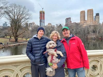 Familie vor Kulisse des Central Parks