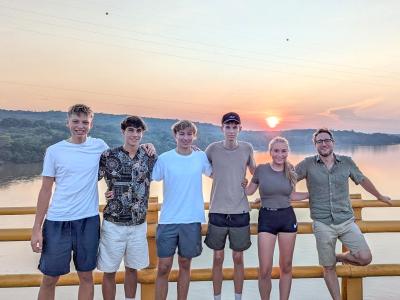 Schülergruppe vor Amazonas