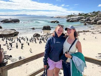 Pinguin-Strand in Südafrika mit 2 Schülerinnen davor
