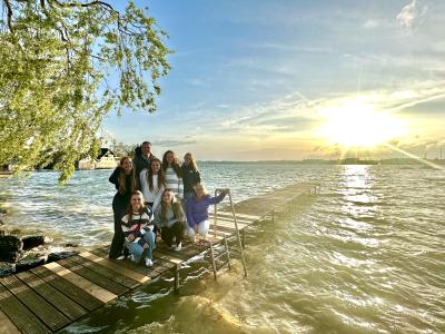 Ausländische Schüler in Bayern am See auf einem Steg