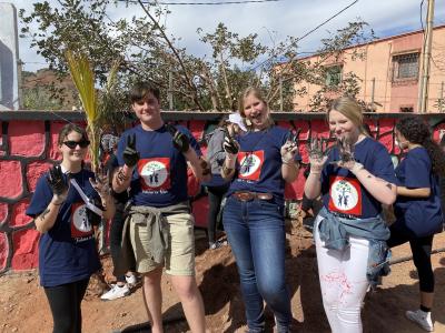 Schüler malen Wand an