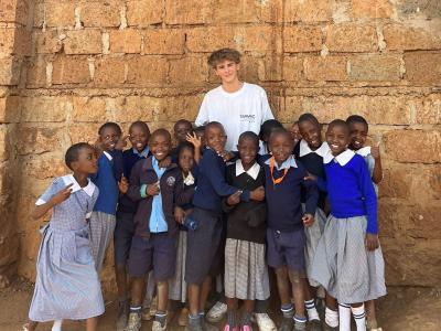 Landheim-Schüler umringt von Slumkindern in Kenia