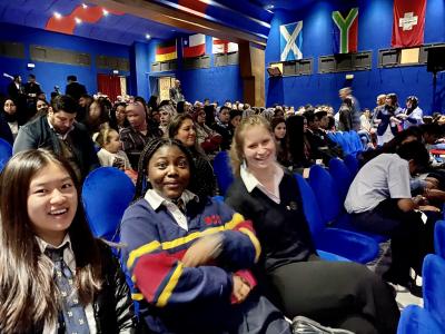 Internationale Schüler im Theater