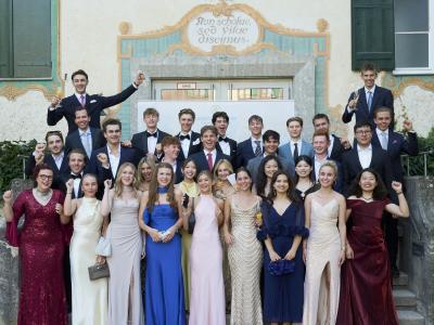 Gruppenbild zum Auftakt zu Ball der Abiturienten 2026 im Landheim 