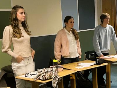 3 debattierende Schüler