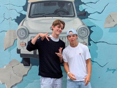 Studienexkursion nach Berlin 2 SWchüler vor einem Trabbi Gemälde auf der Mauer