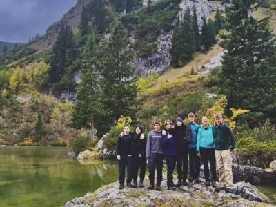 Schülergruppe auf Wanderung