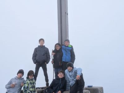 Gipfelkreuz mit Wanderern