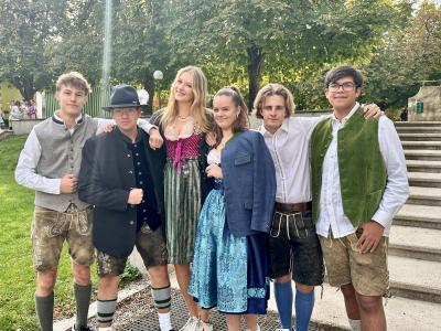 Landheim-Schülerinne und Schüler in Trachtam Stiftungstag