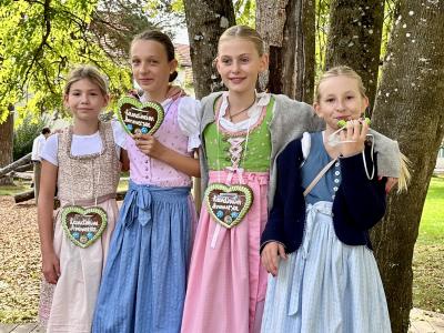 Schülerinne in Tracht am Stiftungstag mit Lebkuchenherz Landheim Ammersee