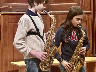 2 Schüler die Saxophon spielen