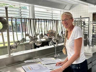 Erika Menzel in der Küche des Landheim Ammersee