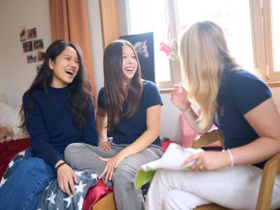 Landheim Ammersee, drei Schülerinnen im Austausch im Internatszimmer