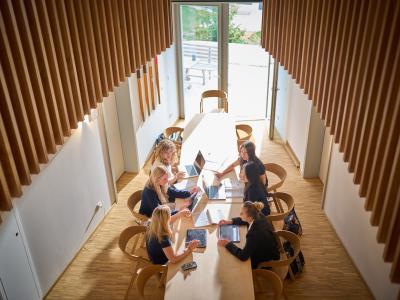 Landheim Ammersee, Mädchen -Lerngruppe im Innenraum