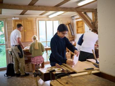 Landheim Ammersee, Schülergruppe in der Schreinerei mit Meister