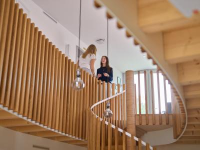 Landheim Ammersee, zwei Frauen auf Empore stehend