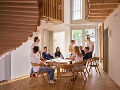 Landheim Ammersee, Schülergruppe in zentralem Raum