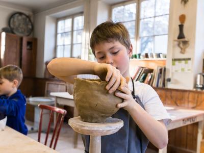 Landheim Ammersee, Junge töpfert in Töpferei