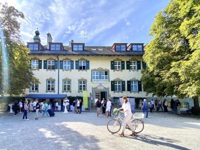 Landheim Ammersee, Haupthausplatz mit Menschen 