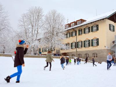 Landheim Ammersee, Schneeballschlacht auf der Wiese