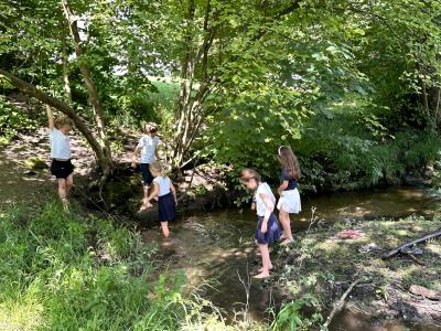 Landheim Ammersee, Spielende Kinder am Bach