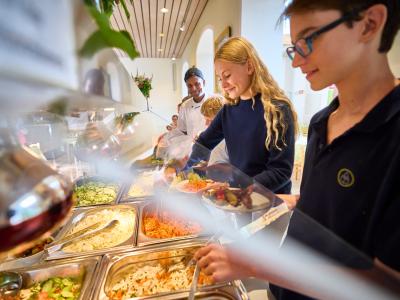 Landheim Ammersee, zwei Schüler am Buffet