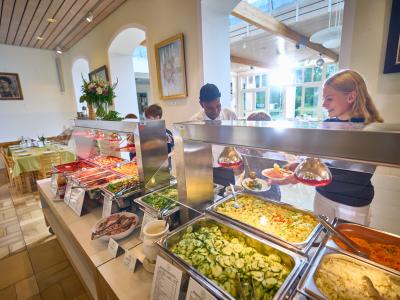 Landheim Ammersee, Salatbuffet im Speisesaal