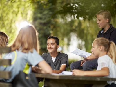 Landheim Ammersee, Schülergruppe draußen im Landheim Campus lernend