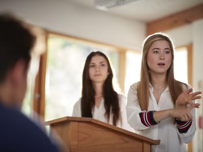Landheim Ammersee, zwei Mädchen stehend am Pult im Klassenzimmer