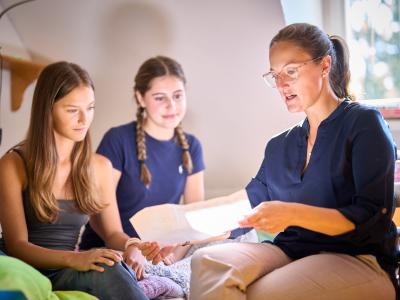 Landheim Ammersee, Internatsmutter im Gespräch mit Schülerinnen