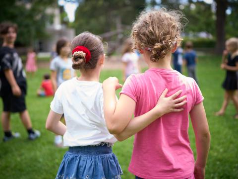 2 Mädchen von hinten in Umarmung